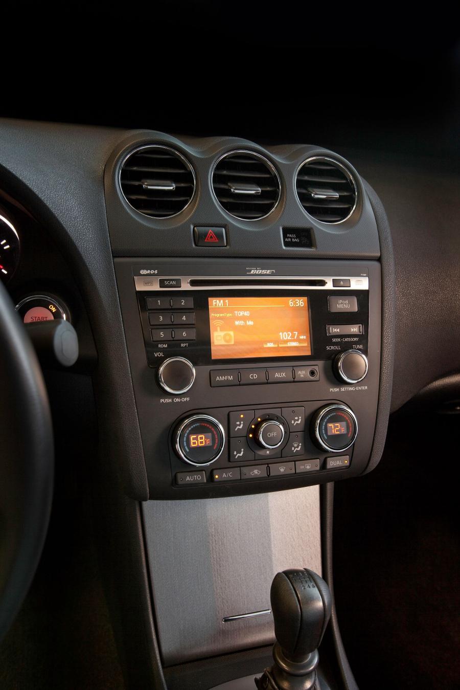 Детали интерьера Nissan Altima Coupe (U32) 2008 года  (фото 34 из 54)